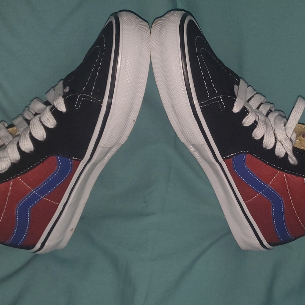 Vans - Picture 2 of 7